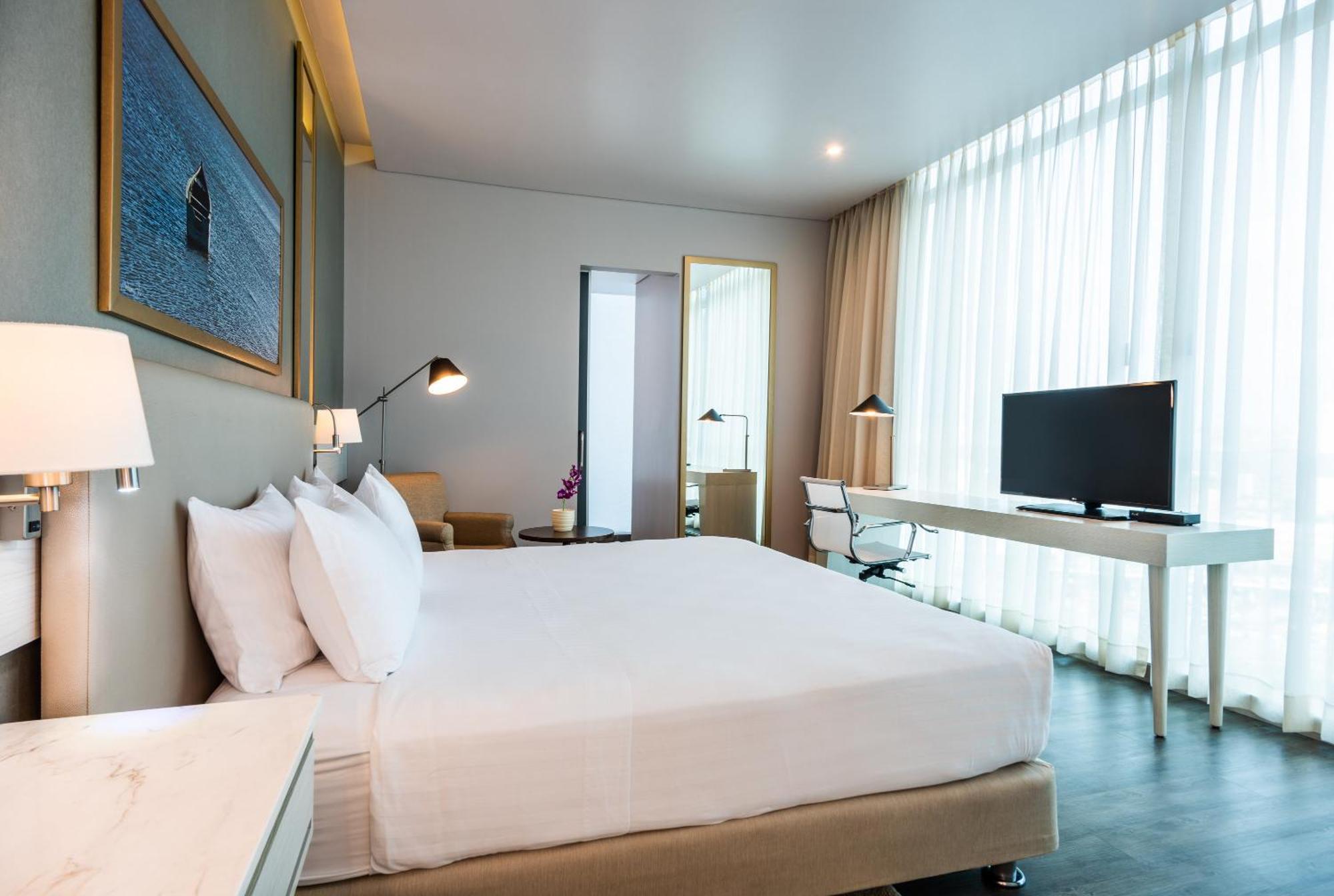 Habitación Esquinera Prémium con cama extragrande y vistas a la ciudad